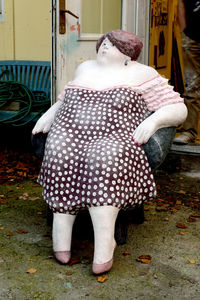 Dame rot getupft sitzend&hellip;